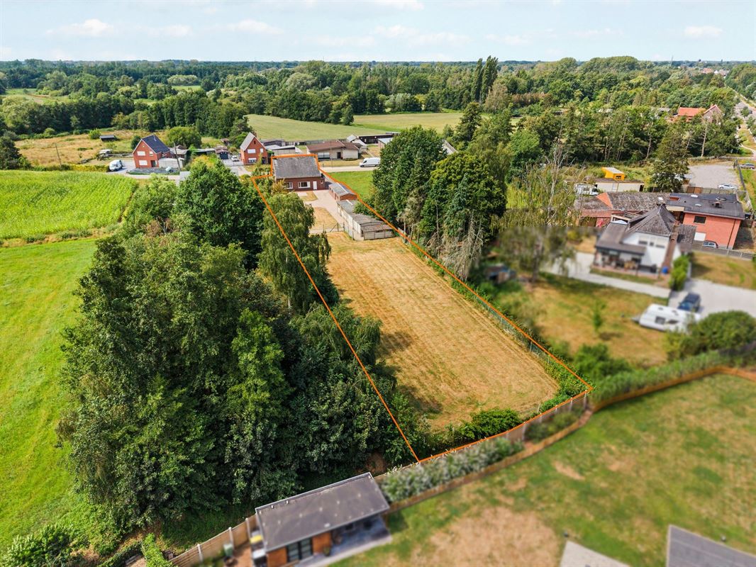 RUIME, STATIGE WONING OP GROENE LIGGING MET RUIM PERCEEL