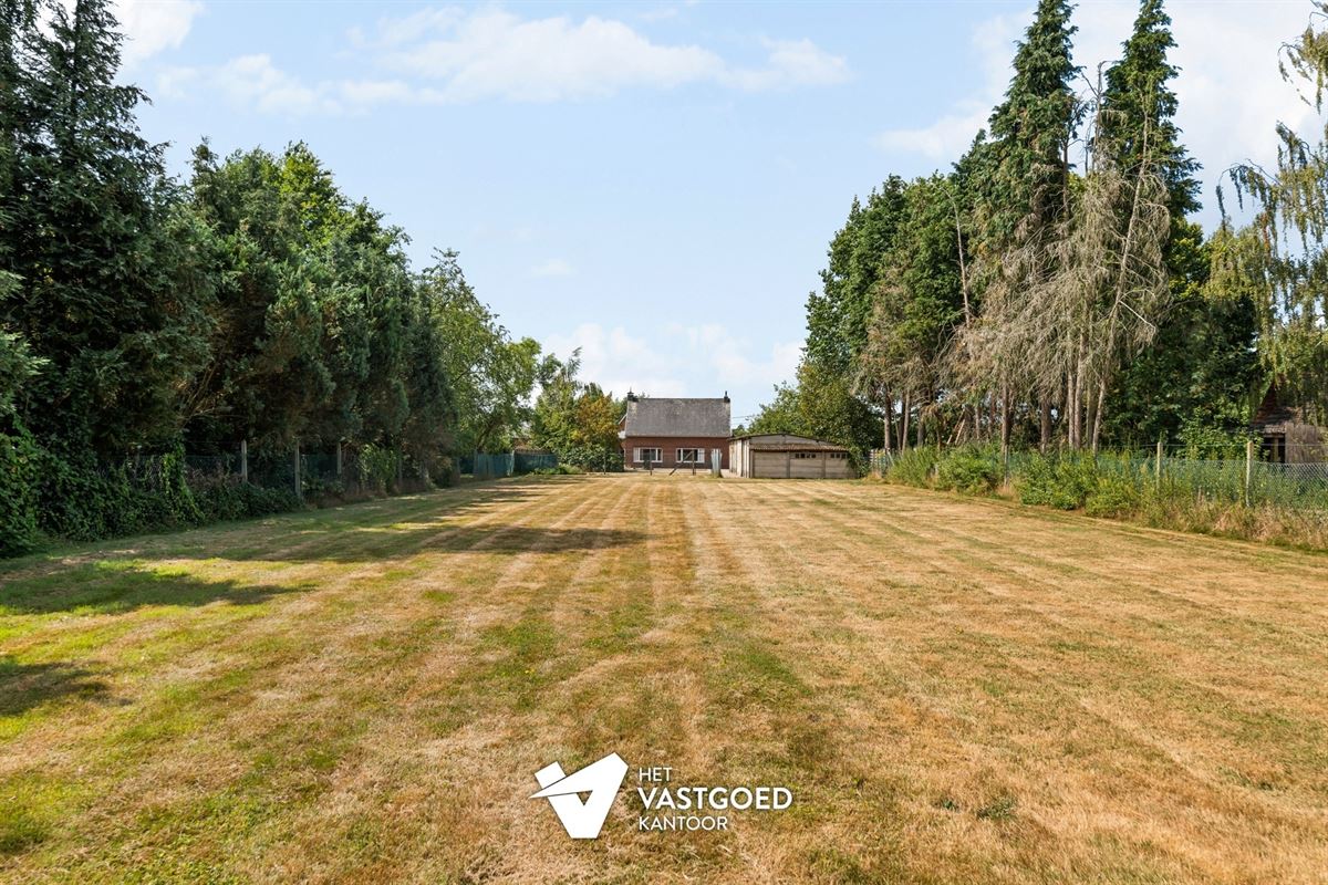 RUIME, STATIGE WONING OP GROENE LIGGING MET RUIM PERCEEL