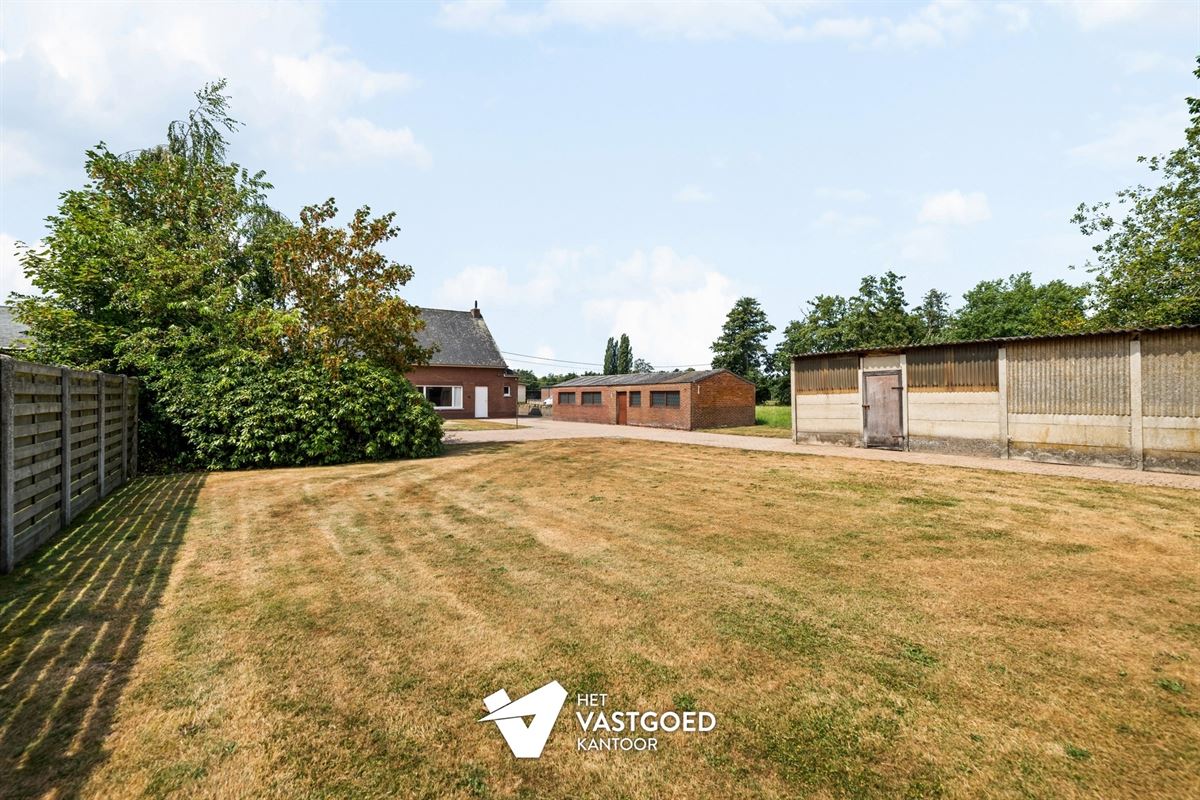 RUIME, STATIGE WONING OP GROENE LIGGING MET RUIM PERCEEL