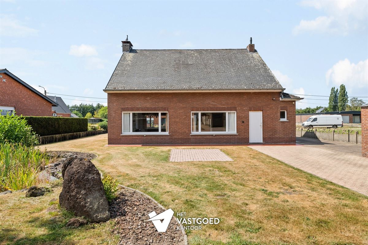 RUIME, STATIGE WONING OP GROENE LIGGING MET RUIM PERCEEL