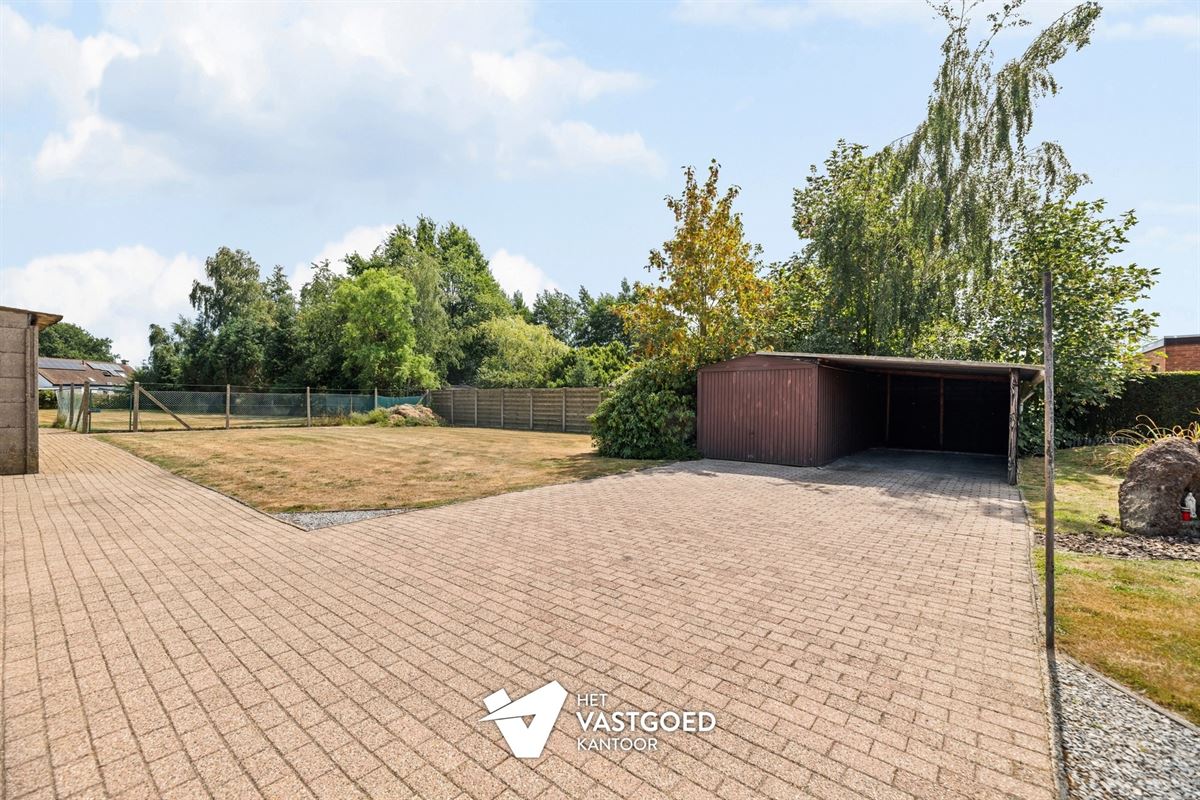 RUIME, STATIGE WONING OP GROENE LIGGING MET RUIM PERCEEL
