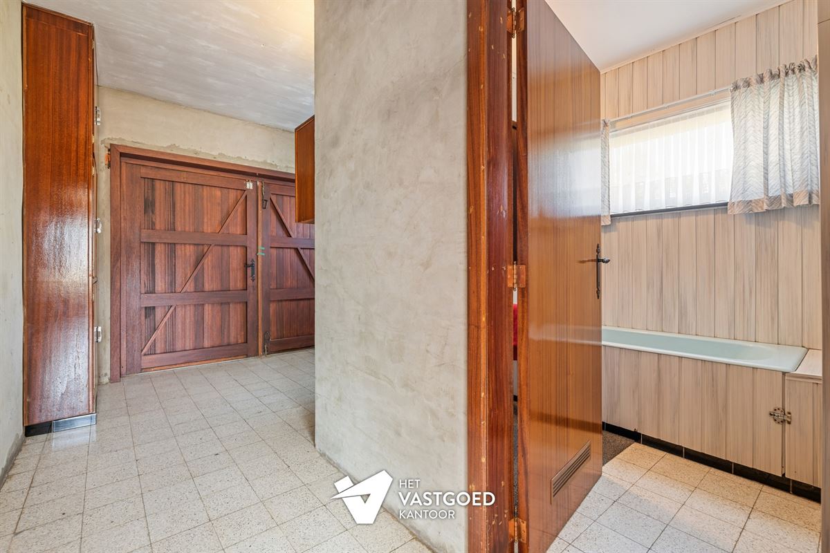 RUIME, STATIGE WONING OP GROENE LIGGING MET RUIM PERCEEL