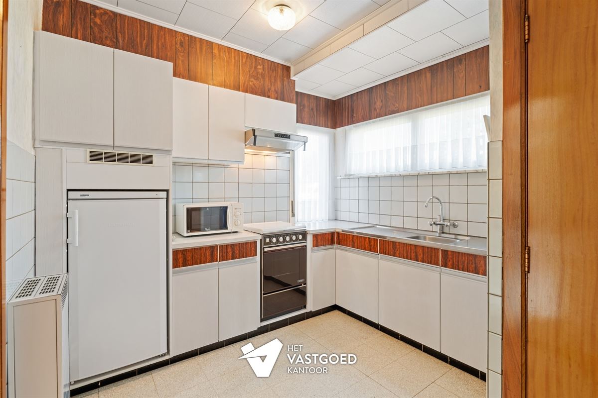 RUIME, STATIGE WONING OP GROENE LIGGING MET RUIM PERCEEL