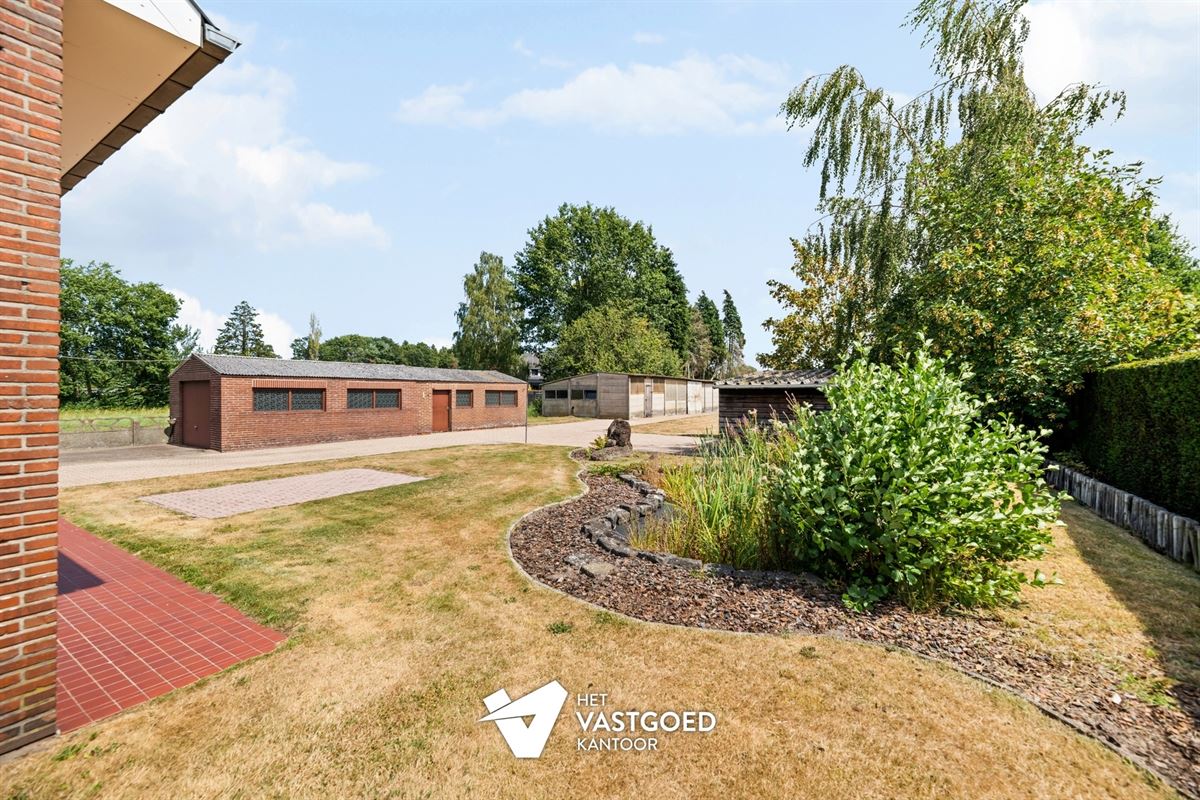 RUIME, STATIGE WONING OP GROENE LIGGING MET RUIM PERCEEL