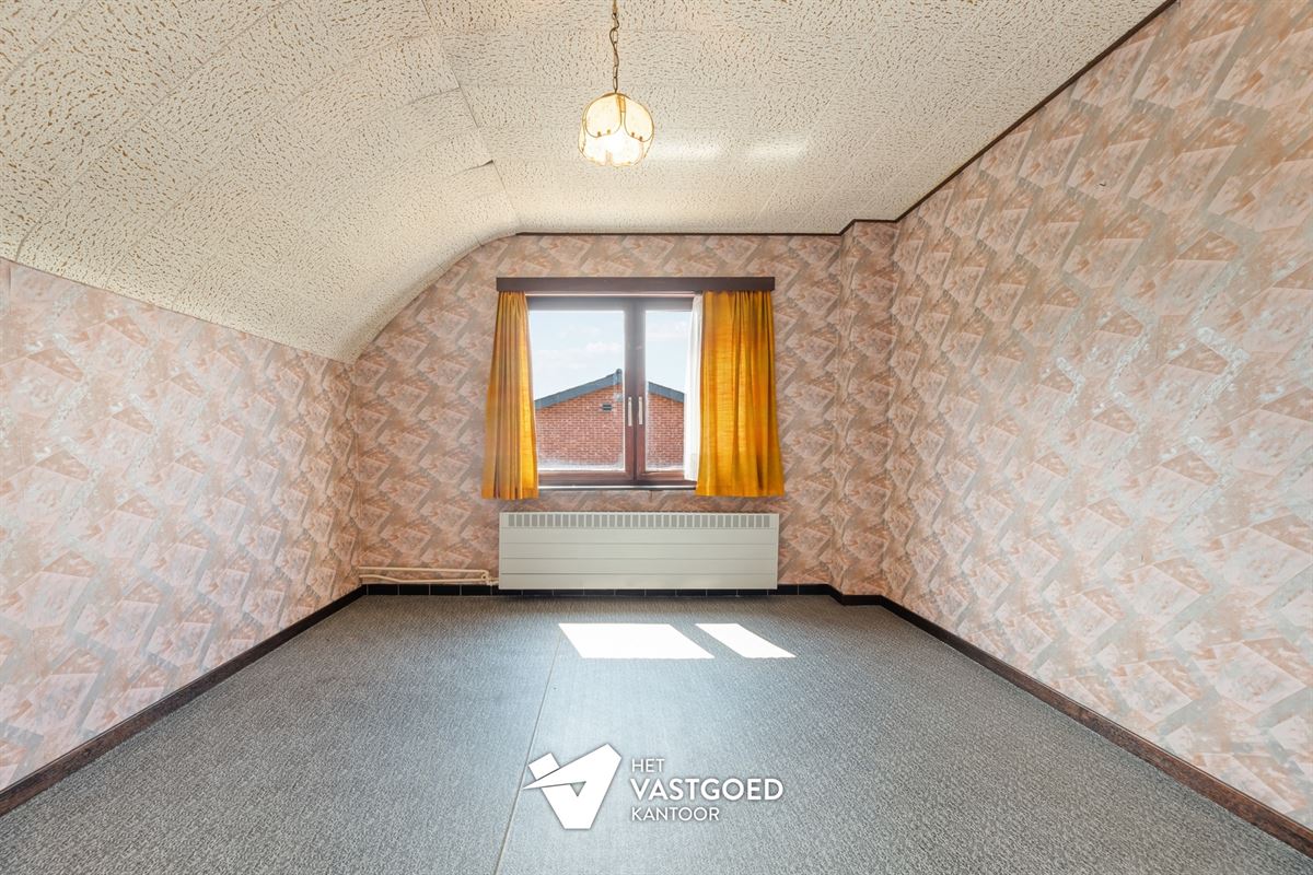 RUIME, STATIGE WONING OP GROENE LIGGING MET RUIM PERCEEL