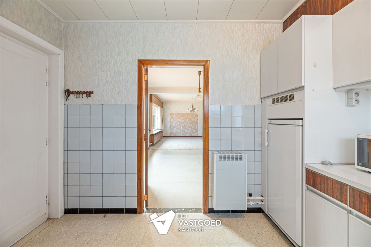 RUIME, STATIGE WONING OP GROENE LIGGING MET RUIM PERCEEL