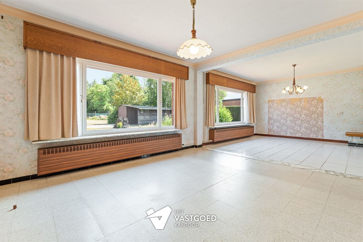 RUIME, STATIGE WONING OP GROENE LIGGING MET RUIM PERCEEL
