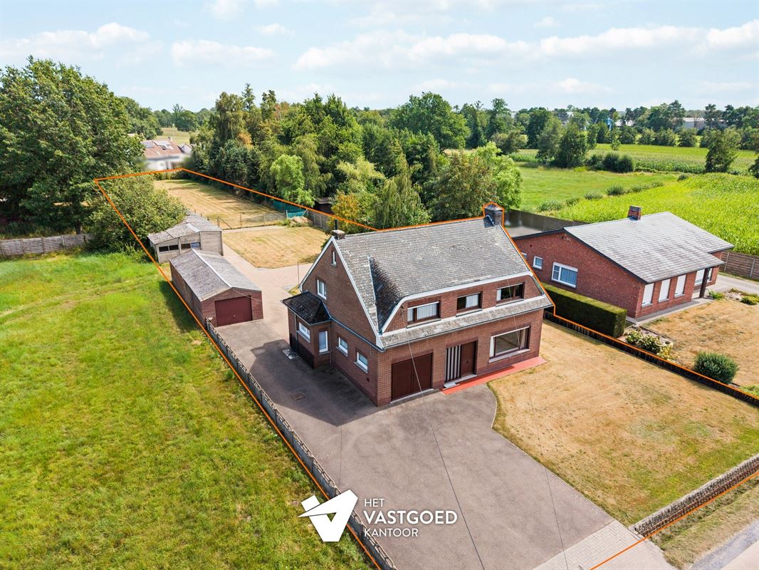 RUIME, STATIGE WONING OP GROENE LIGGING MET RUIM PERCEEL