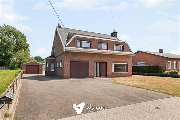 RUIME, STATIGE WONING OP GROENE LIGGING MET RUIM PERCEEL