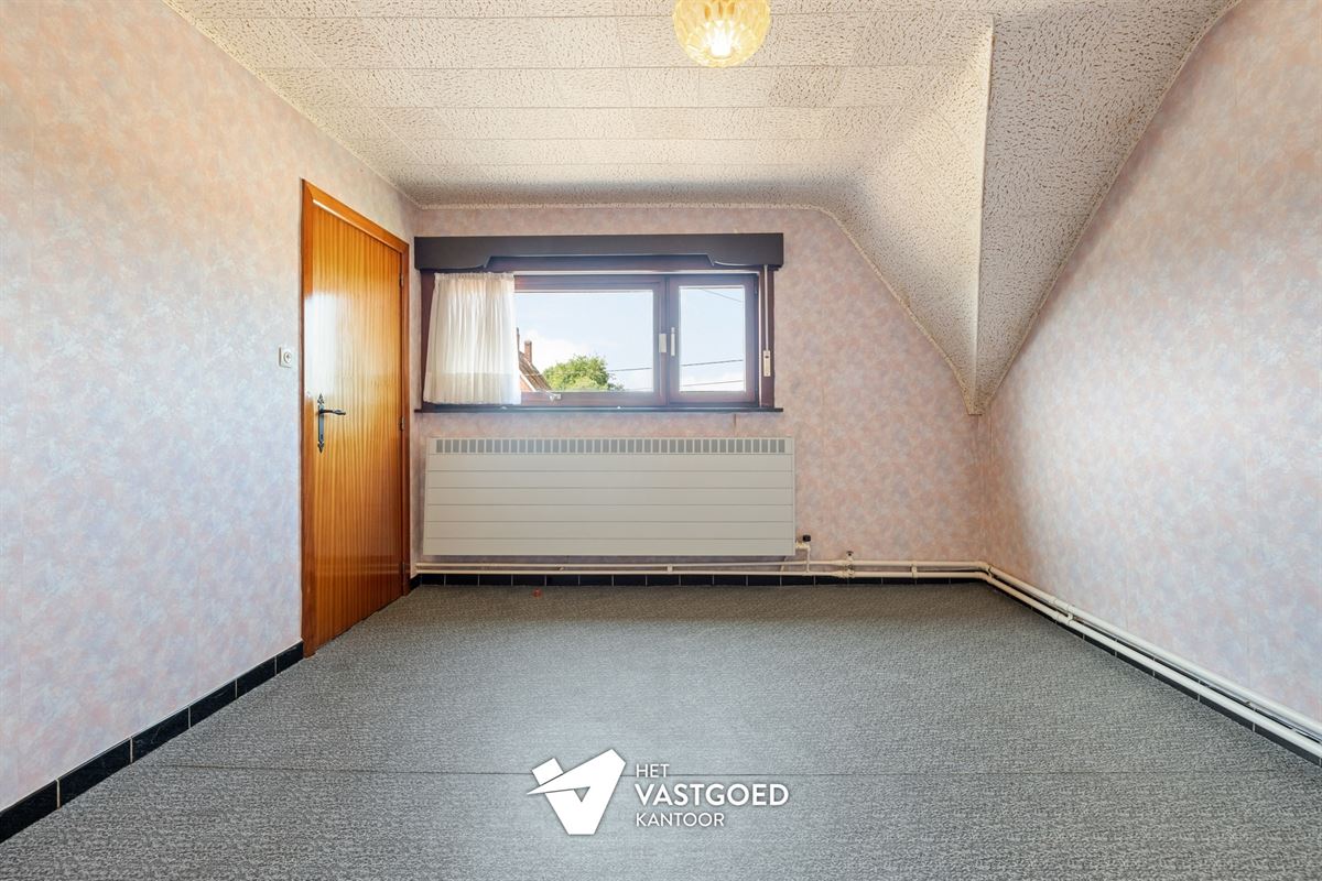 RUIME, STATIGE WONING OP GROENE LIGGING MET RUIM PERCEEL