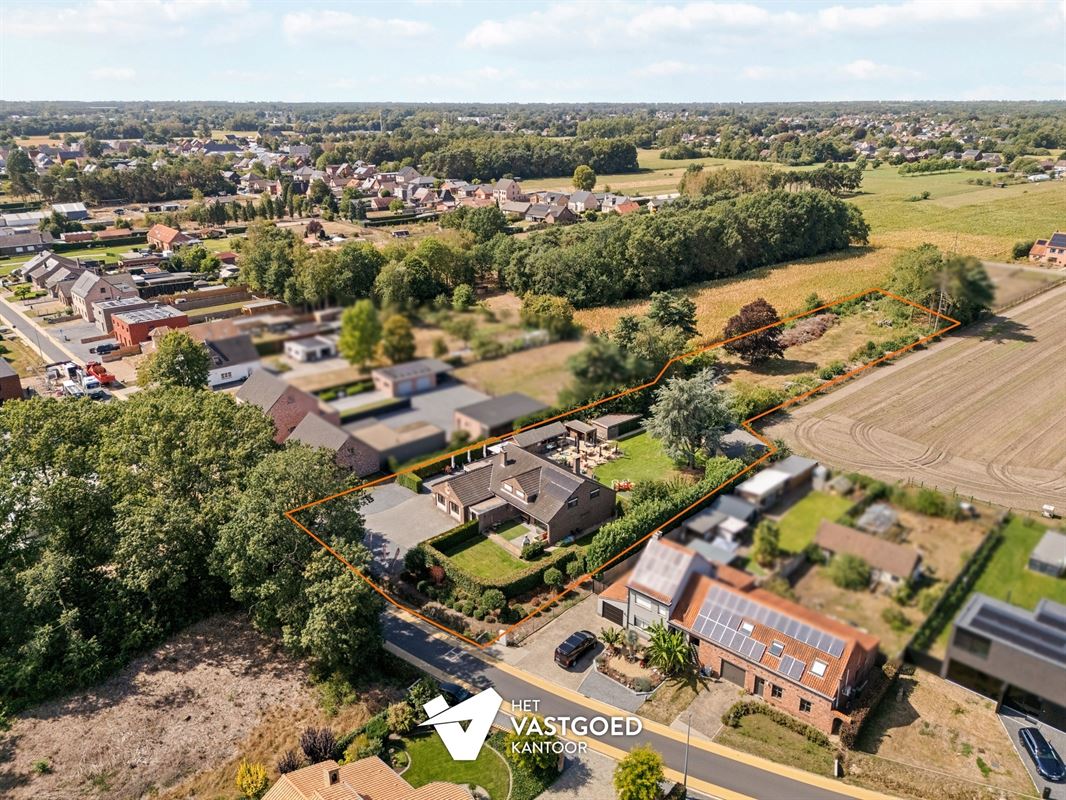 ZEER RUIME WONING MET ENORM VEEL MOGELIJKHEDEN OP 5320M²!