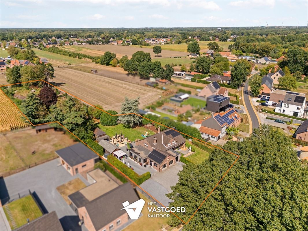ZEER RUIME WONING MET ENORM VEEL MOGELIJKHEDEN OP 5320M²!