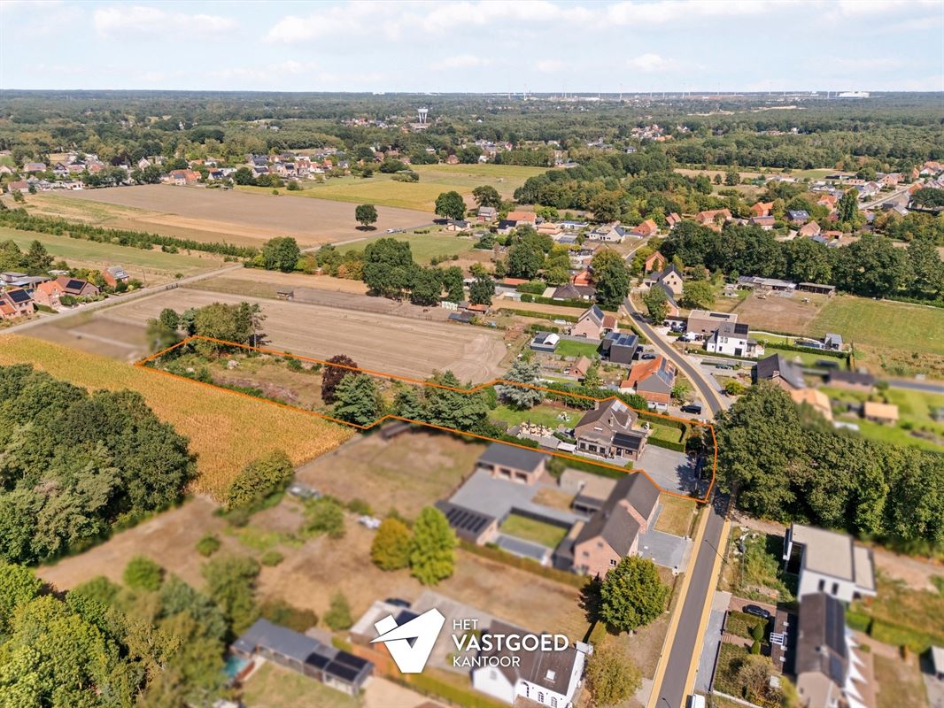 ZEER RUIME WONING MET ENORM VEEL MOGELIJKHEDEN OP 5320M²!