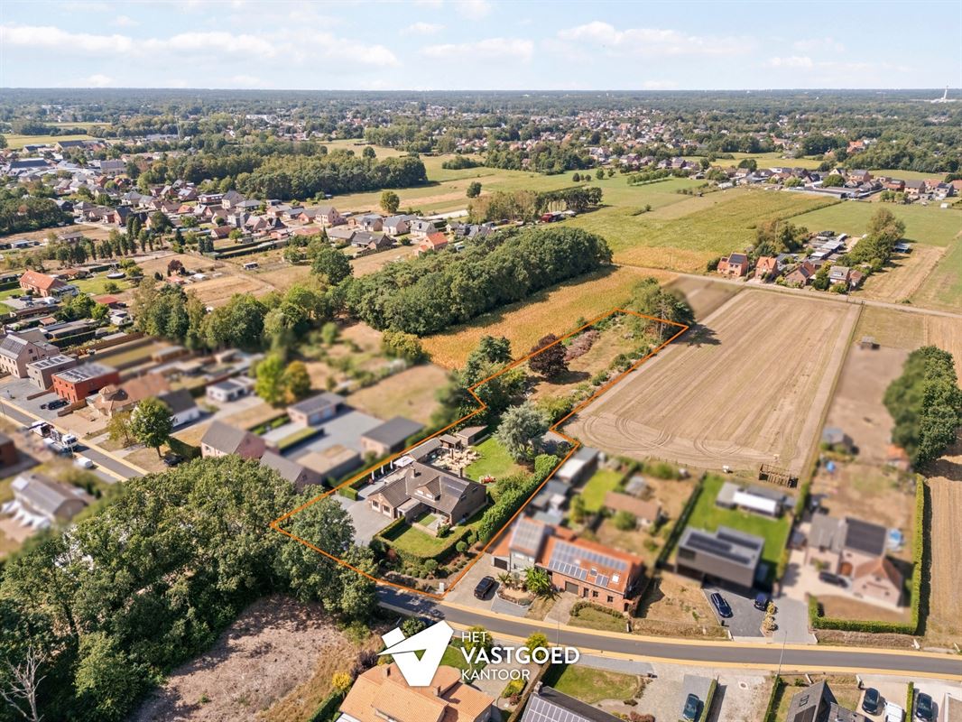ZEER RUIME WONING MET ENORM VEEL MOGELIJKHEDEN OP 5320M²!