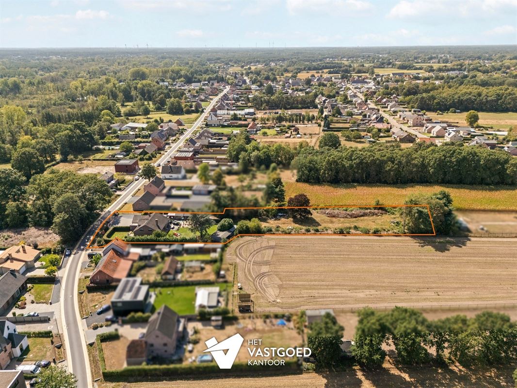 ZEER RUIME WONING MET ENORM VEEL MOGELIJKHEDEN OP 5320M²!