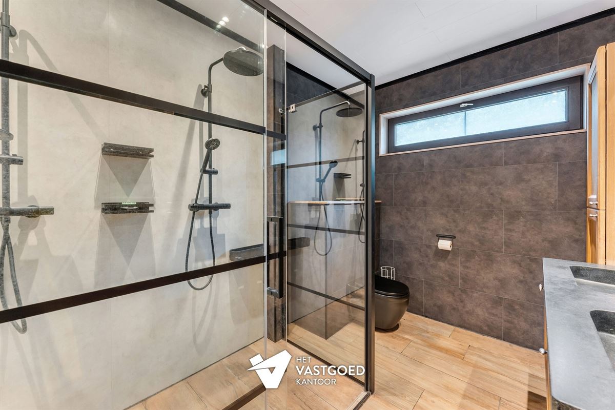ZEER RUIME WONING MET ENORM VEEL MOGELIJKHEDEN OP 5320M²!