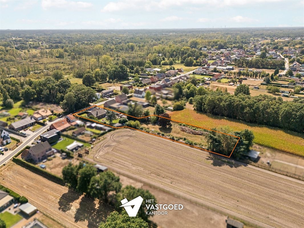 ZEER RUIME WONING MET ENORM VEEL MOGELIJKHEDEN OP 5320M²!