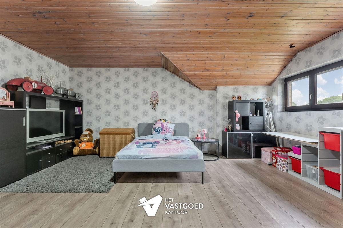 ZEER RUIME WONING MET ENORM VEEL MOGELIJKHEDEN OP 5320M²!
