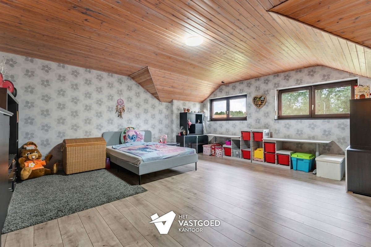 ZEER RUIME WONING MET ENORM VEEL MOGELIJKHEDEN OP 5320M²!