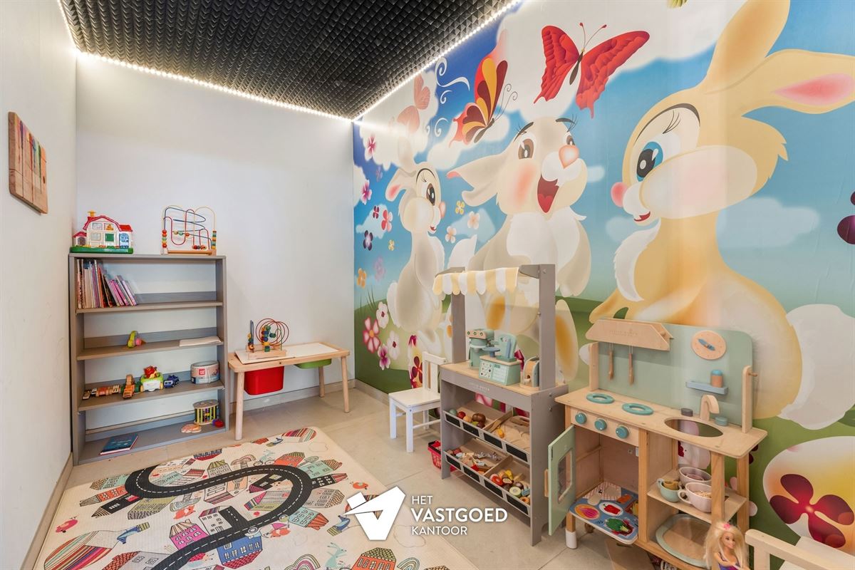 ZEER RUIME WONING MET ENORM VEEL MOGELIJKHEDEN OP 5320M²!