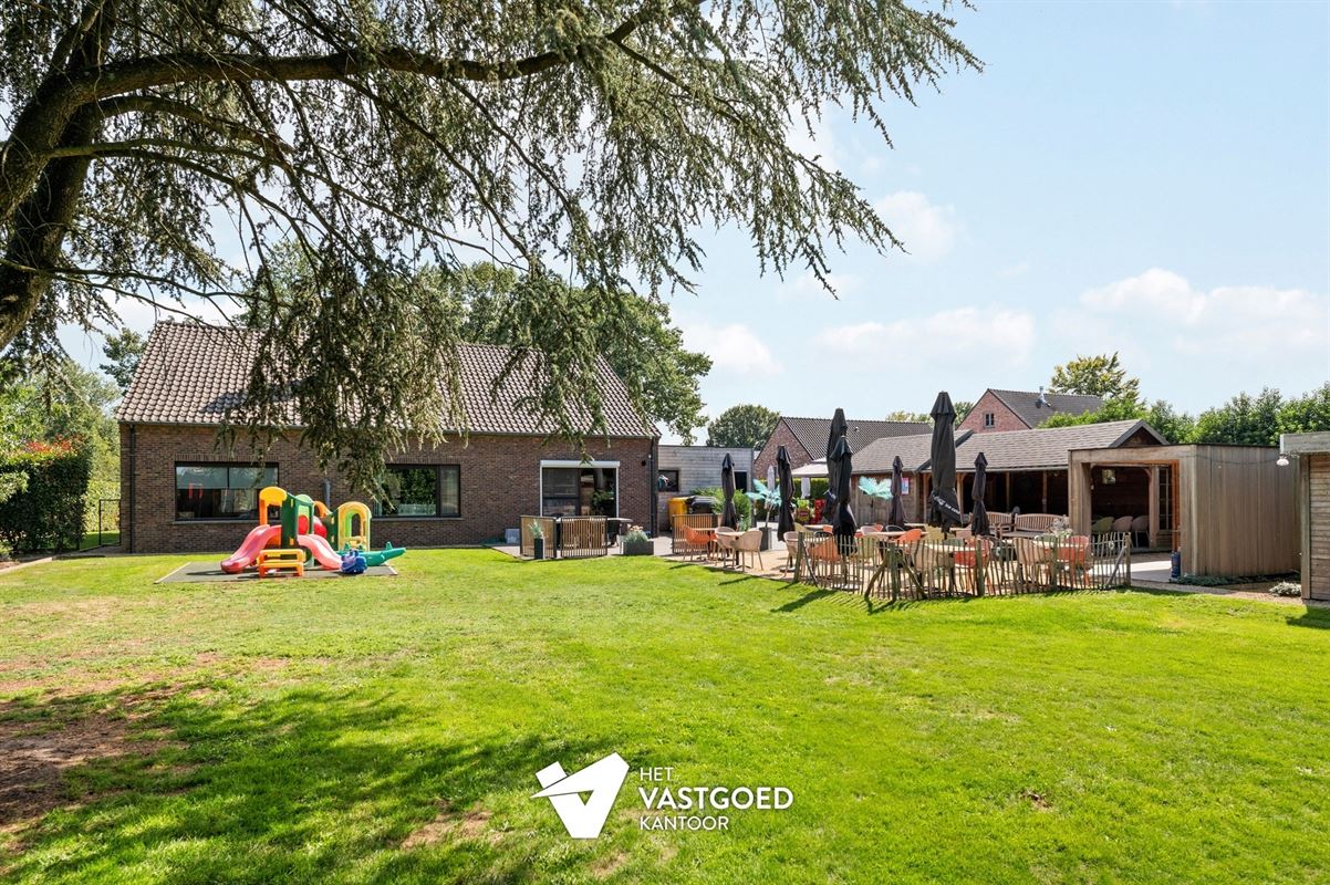 ZEER RUIME WONING MET ENORM VEEL MOGELIJKHEDEN OP 5320M²!