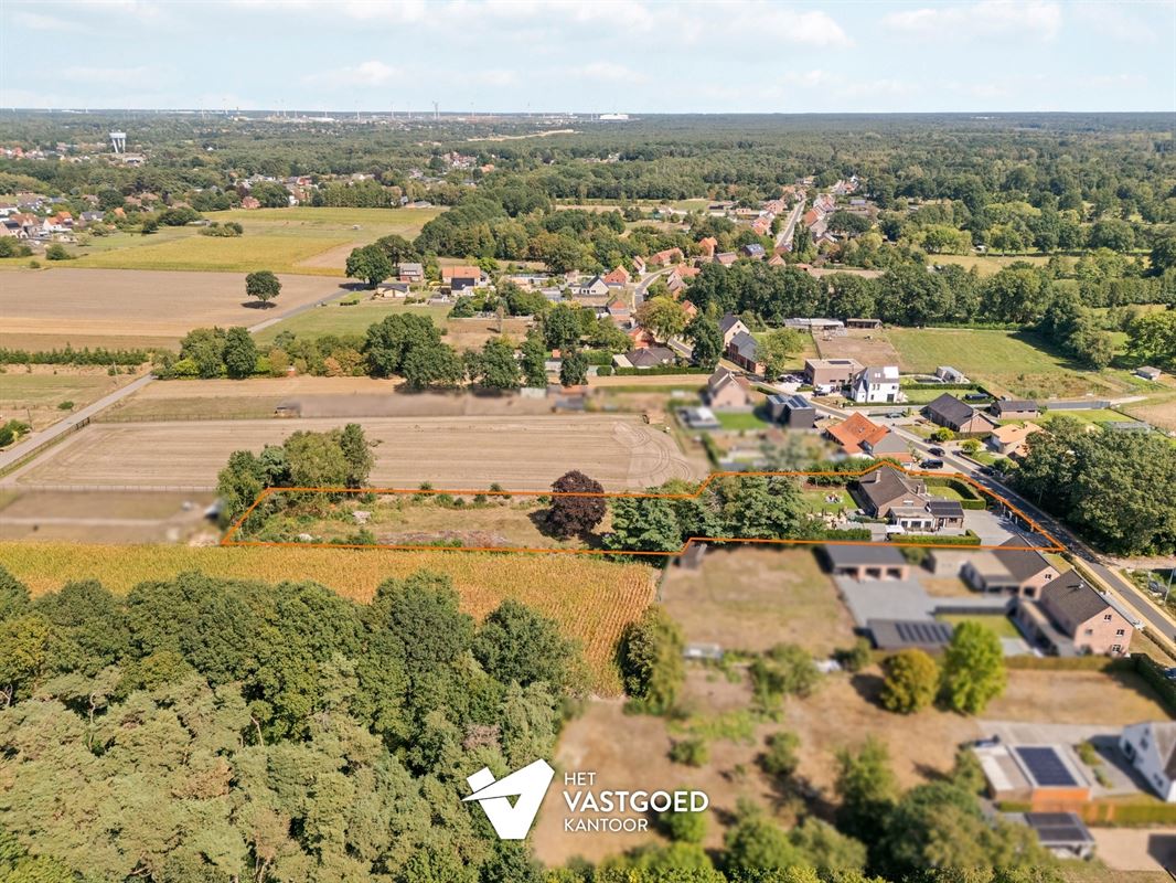 ZEER RUIME WONING MET ENORM VEEL MOGELIJKHEDEN OP 5320M²!