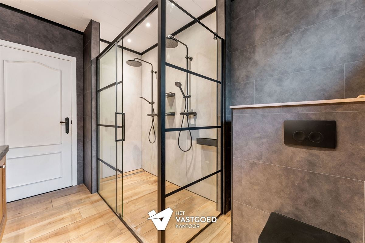 ZEER RUIME WONING MET ENORM VEEL MOGELIJKHEDEN OP 5320M²!