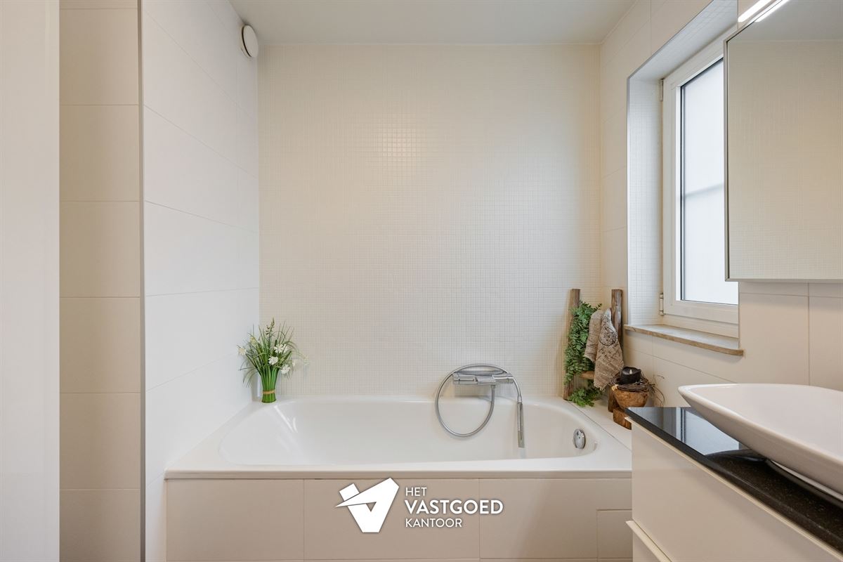 INSTAPKLARE WONING MET 3 SLAAPKAMERS EN TUIN MET TUINKAMER TE ZONHOVEN