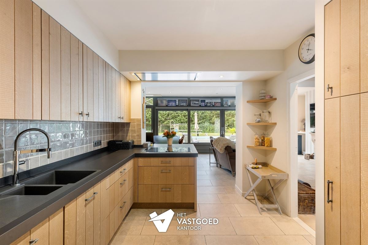 GELIJKVLOERSE VILLA MET ZWEMBAD, POOLHOUSE EN ENERGIEZUINIG WOONCOMFORT IN MOL