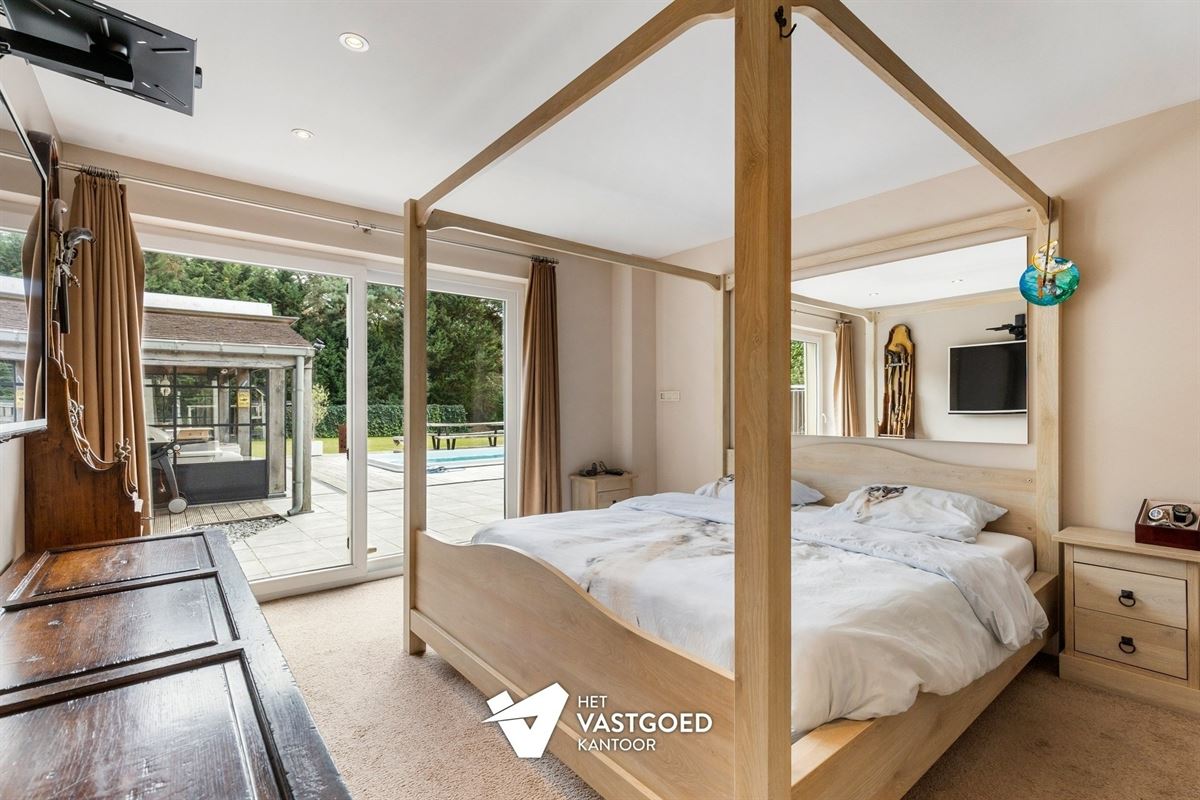 GELIJKVLOERSE VILLA MET ZWEMBAD, POOLHOUSE EN ENERGIEZUINIG WOONCOMFORT IN MOL