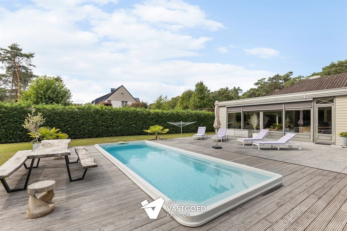 GELIJKVLOERSE VILLA MET ZWEMBAD, POOLHOUSE EN ENERGIEZUINIG WOONCOMFORT IN MOL