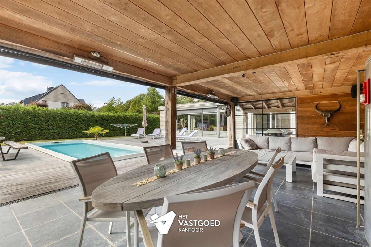 GELIJKVLOERSE VILLA MET ZWEMBAD, POOLHOUSE EN ENERGIEZUINIG WOONCOMFORT IN MOL
