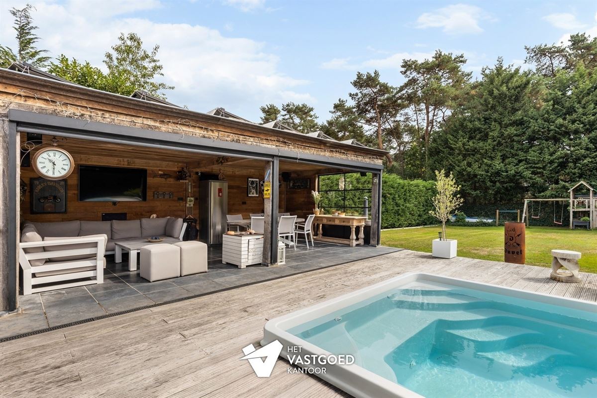 GELIJKVLOERSE VILLA MET ZWEMBAD, POOLHOUSE EN ENERGIEZUINIG WOONCOMFORT IN MOL