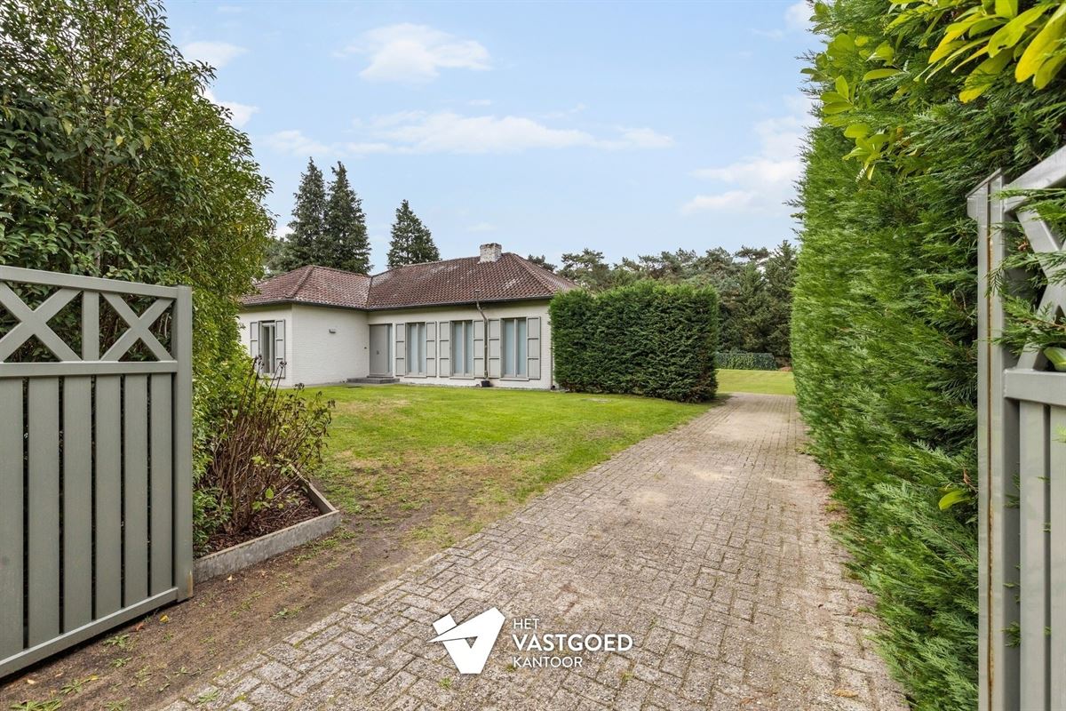 GELIJKVLOERSE VILLA MET ZWEMBAD, POOLHOUSE EN ENERGIEZUINIG WOONCOMFORT IN MOL