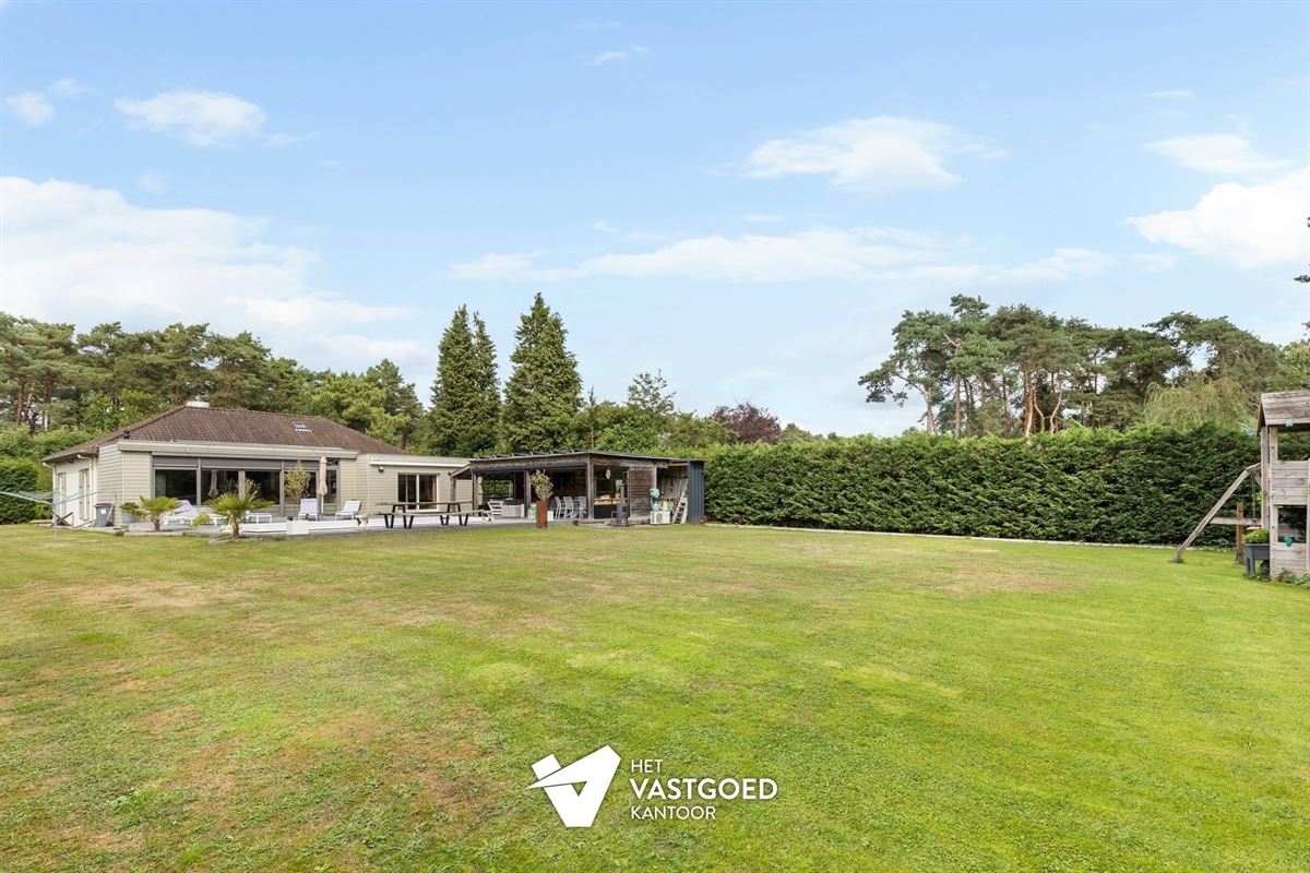 GELIJKVLOERSE VILLA MET ZWEMBAD, POOLHOUSE EN ENERGIEZUINIG WOONCOMFORT IN MOL