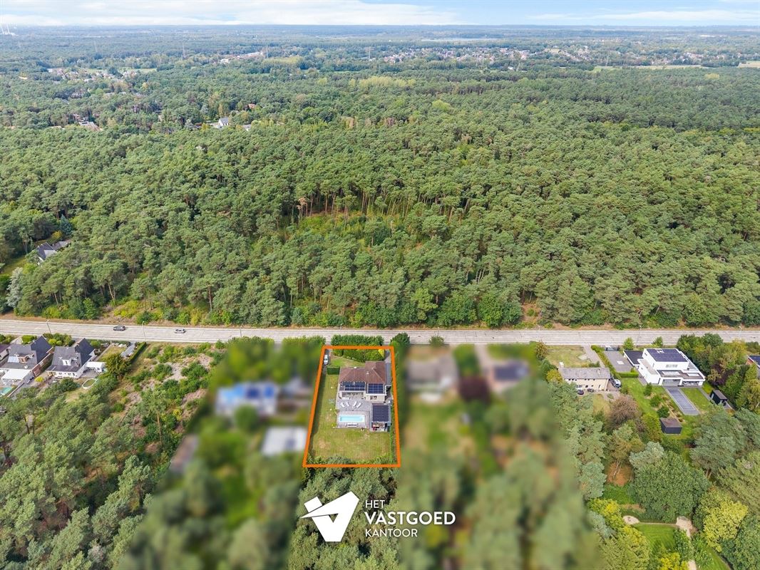 GELIJKVLOERSE VILLA MET ZWEMBAD, POOLHOUSE EN ENERGIEZUINIG WOONCOMFORT IN MOL