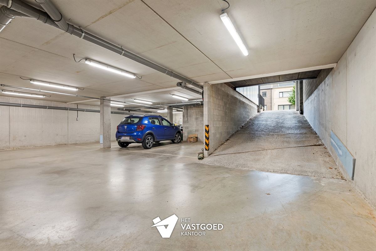 PRACHTIGE, RUIME PENTHOUSE MET 3 KAMERS IN CENTRUM