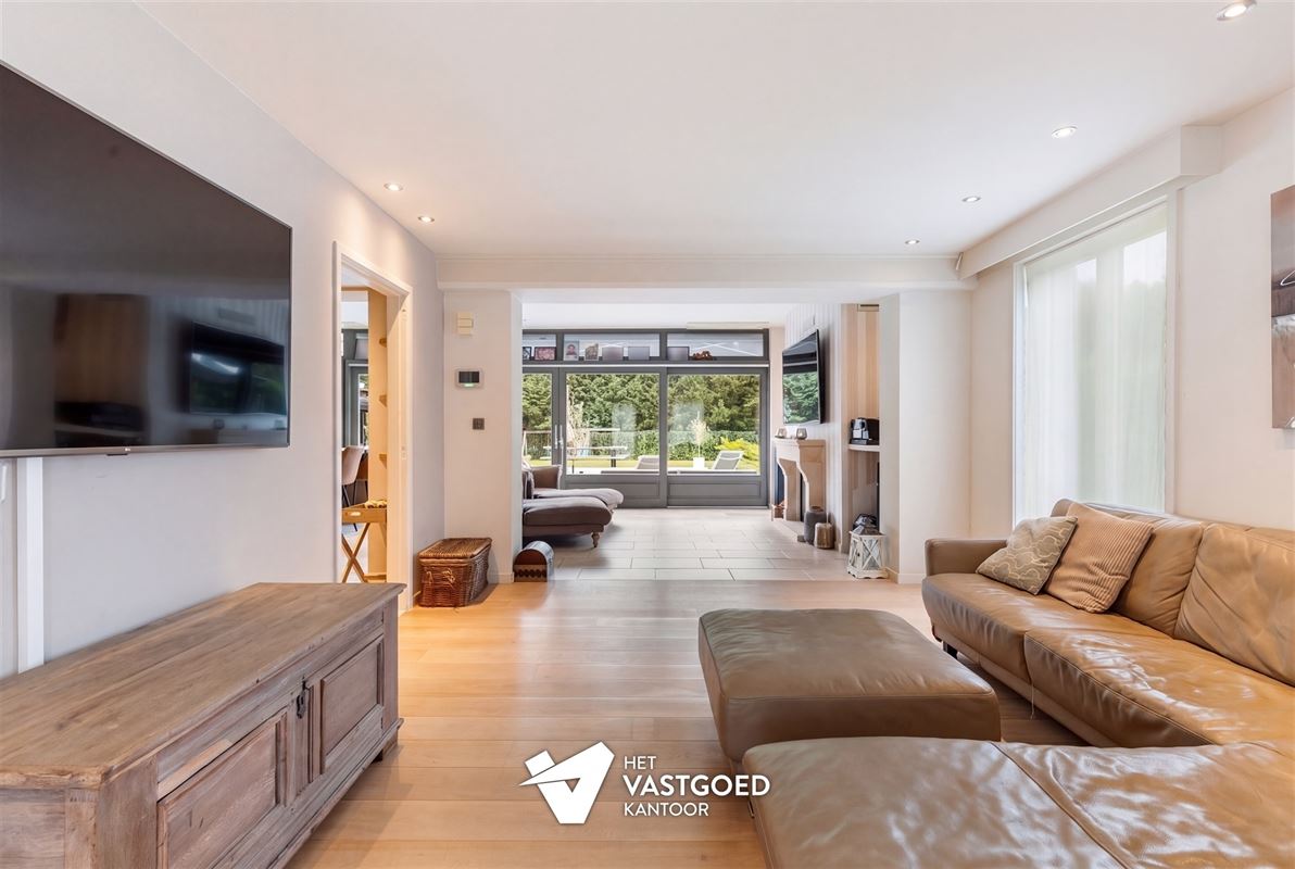 GELIJKVLOERSE VILLA MET ZWEMBAD, POOLHOUSE EN ENERGIEZUINIG WOONCOMFORT IN MOL