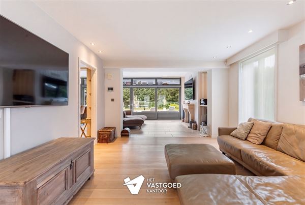 GELIJKVLOERSE VILLA MET ZWEMBAD, POOLHOUSE EN ENERGIEZUINIG WOONCOMFORT IN MOL
