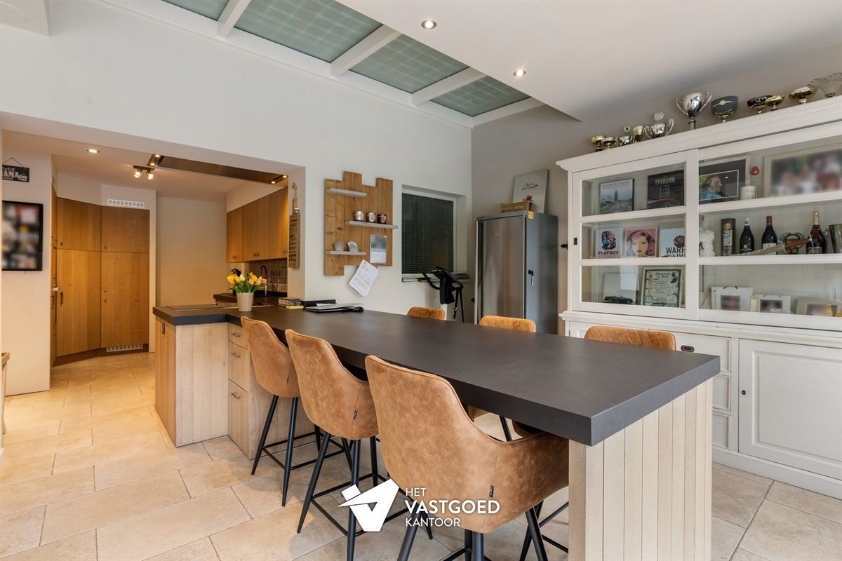 GELIJKVLOERSE VILLA MET ZWEMBAD, POOLHOUSE EN ENERGIEZUINIG WOONCOMFORT IN MOL