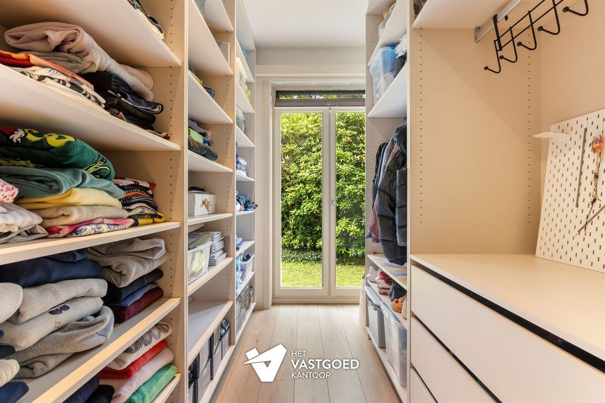 GELIJKVLOERSE VILLA MET ZWEMBAD, POOLHOUSE EN ENERGIEZUINIG WOONCOMFORT IN MOL