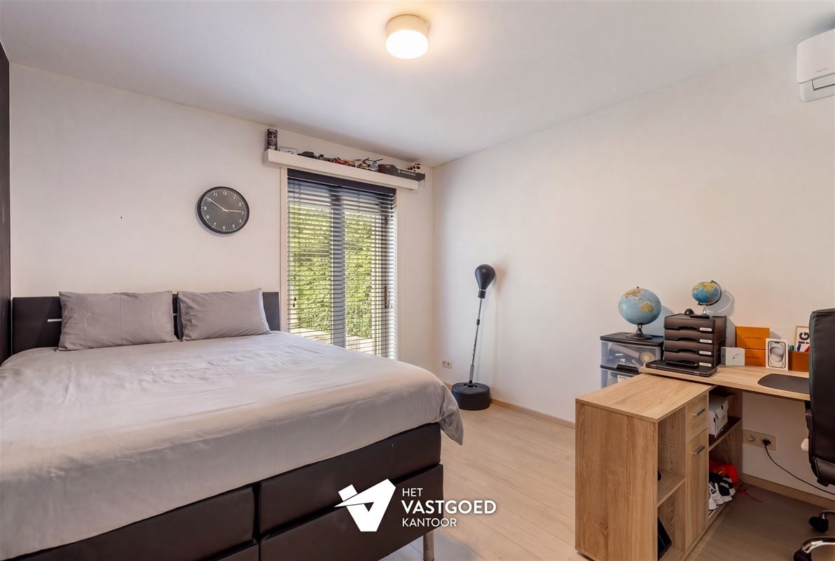 GELIJKVLOERSE VILLA MET ZWEMBAD, POOLHOUSE EN ENERGIEZUINIG WOONCOMFORT IN MOL