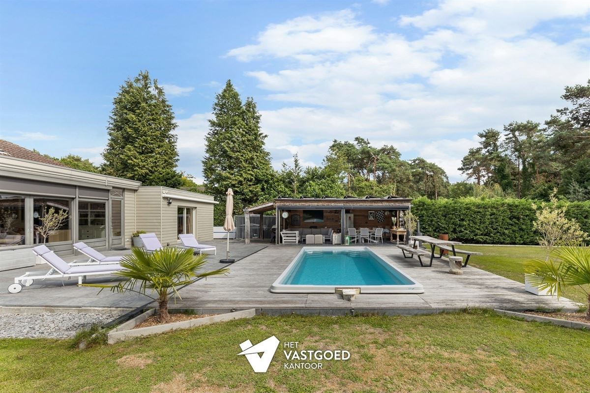 GELIJKVLOERSE VILLA MET ZWEMBAD, POOLHOUSE EN ENERGIEZUINIG WOONCOMFORT IN MOL