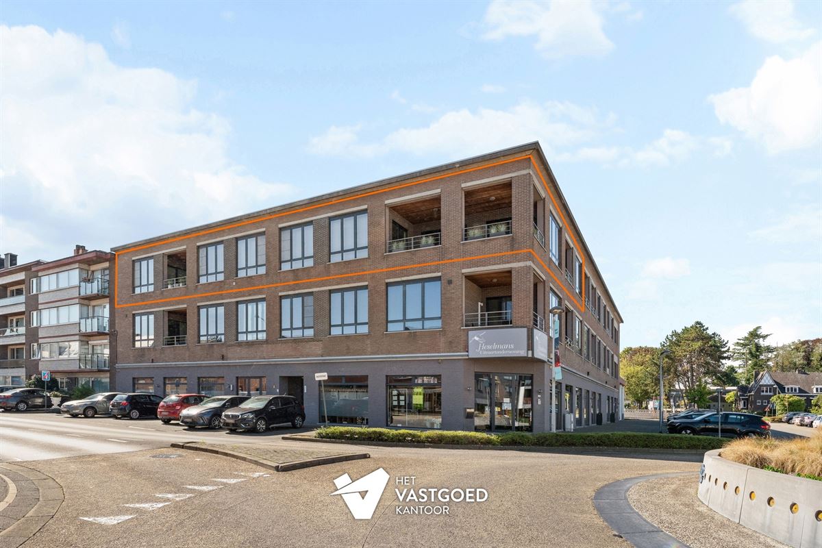 ZEER RUIME PENTHOUSE (340M²) IN UITSTEKENDE STAAT MET 3 TERRASSEN TE TESSENDERLO CENTRUM