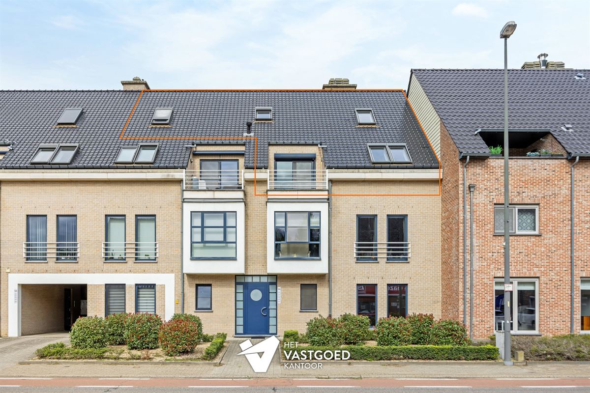 ZEER RUIM DUPLEX APPARTEMENT MET BIJHORENDE AFGESLOTEN GARAGEBOX EN 2 STAANPLAATSEN IN HET CENTRUM VAN OOSTHAM