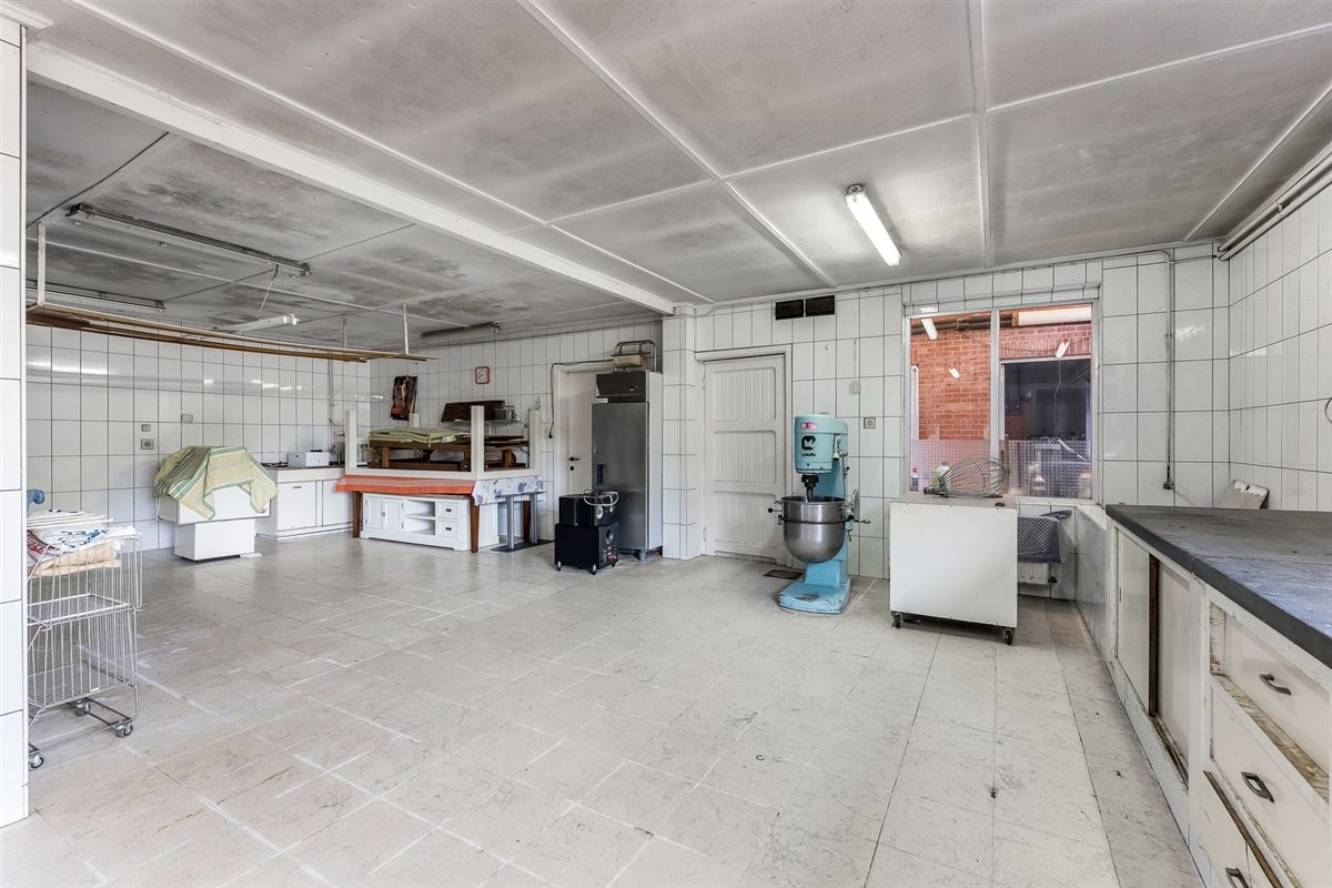 CENTRAAL GELEGEN, RUIM HANDELSPAND MET WOONST (415M2)