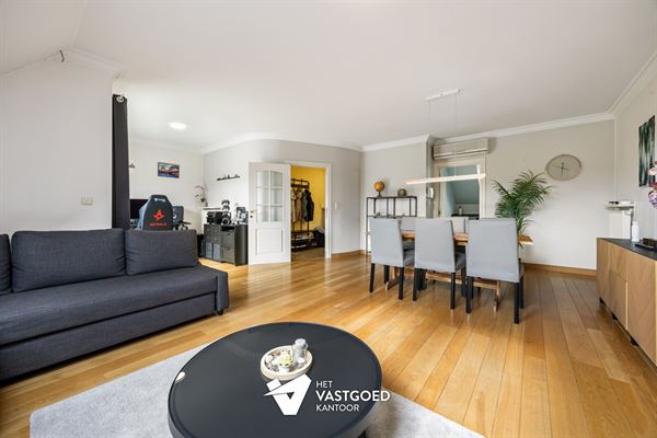 ZEER RUIM DUPLEX APPARTEMENT MET BIJHORENDE AFGESLOTEN GARAGEBOX EN 2 STAANPLAATSEN IN HET CENTRUM VAN OOSTHAM