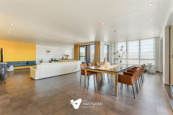 ZEER RUIME PENTHOUSE (340M²) IN UITSTEKENDE STAAT MET 3 TERRASSEN TE TESSENDERLO CENTRUM