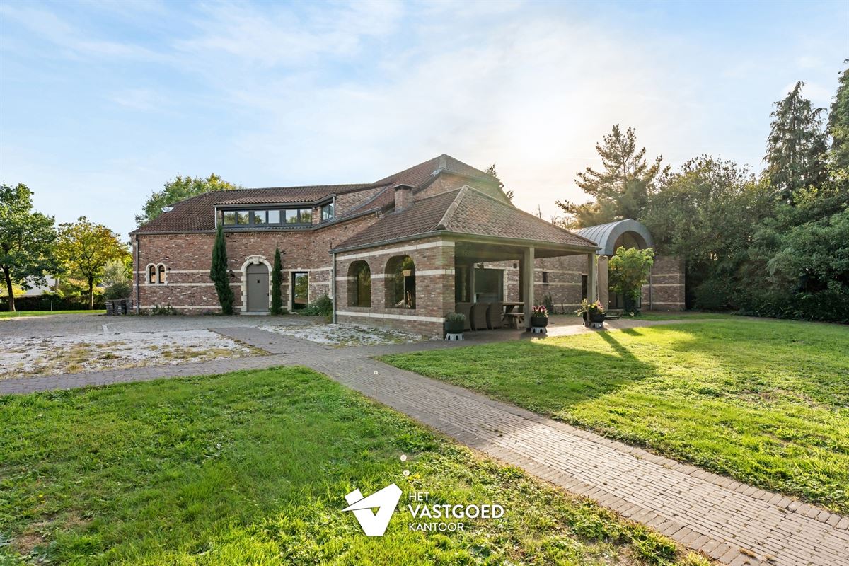 PRACHTIGE AUTHENTIEKE VILLA (585M²) MET BINNENZWEMBAD EN ZWEMVIJVER OP EEN PERCEEL VAN 48A75 TE KERMT