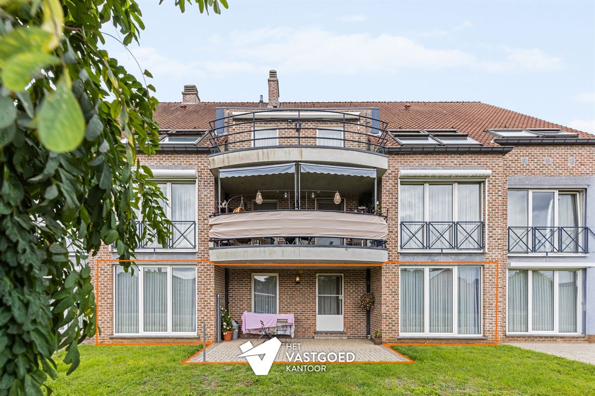 RUIM GELIJKVLOERS 2 SLAAPKAMER APPARTEMENT MET OVERDEKTE AUTOSTAANPLAATS IN BERINGEN CENTRUM